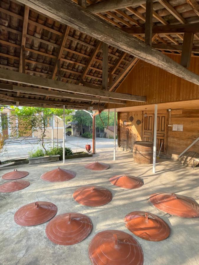 Zaali'S Wine Cellar Panzió Vani Kültér fotó